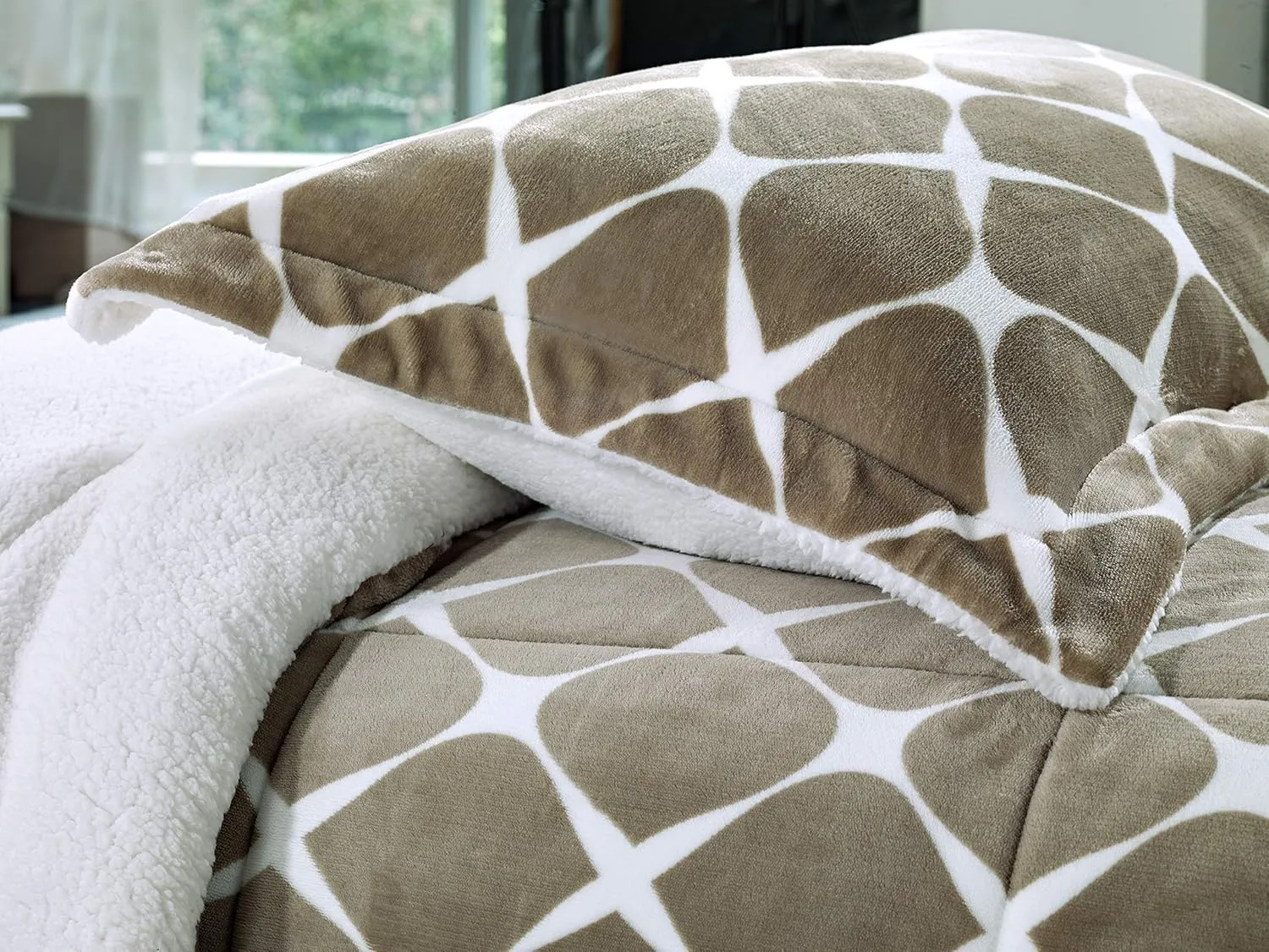Elegant Comfort Softest, Coziest Premium Quality Heavy Weight Bloomingdale Pattern Micromink Sherpa-Backing Reversible Down Alternative Micro-Suede 3-Piece Comforter Set, King, Mocha